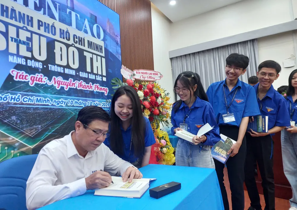 Tác giả Nguyễn Thành Phong ký tặng các độc giả trẻ tại buổi lễ giới thiệu sách. Ảnh: M.HOA 0e9e2268fb31766f2f20.jpg