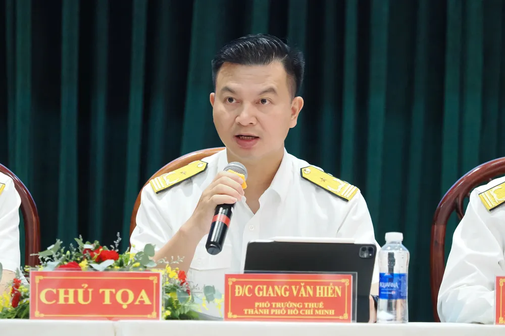 Lãnh đạo Thuế TPHCM trả lời các câu hỏi của doanh nghiệp. Ảnh: HOÀNG HÙNG 245181619215864225.jpg