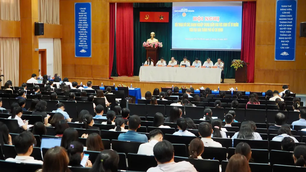 Quang cảnh buổi đối thoại giữa doanh nghiệp với lãnh đạo Thuế TPHCM. Ảnh: HOÀNG HÙNG 3398160166954326111.jpg