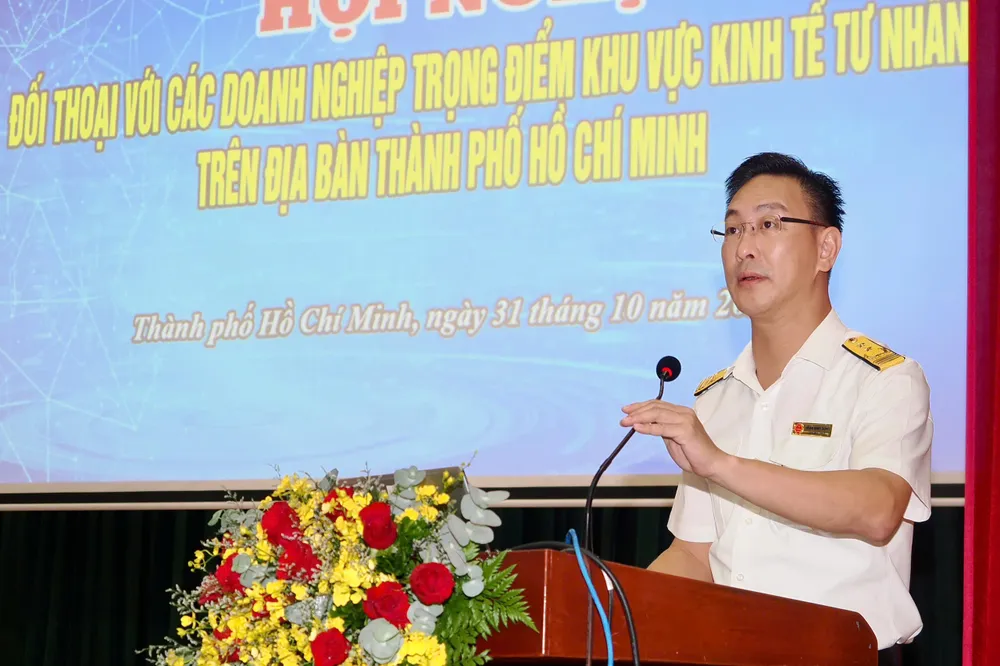 Trưởng Thuế TPHCM Đoàn Minh Dũng phát biểu tại buổi đối thoại. Ảnh: HOÀNG HÙNG 7bd6a8028ebb03e55aaa.jpg