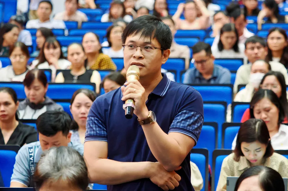 Doanh nghiệp đặt câu hỏi với lãnh đạo Thuế TPHCM. Ảnh: HOÀNG HÙNG f03dbb3f6b84e6dabf95.jpg