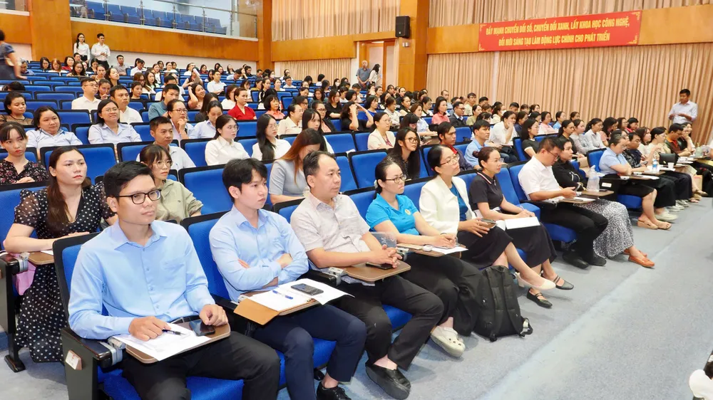 Buổi đối thoại có gần 300 doanh nghiệp tham dự. Ảnh: HOÀNG HÙNG f11ae883303abd64e42b.jpg