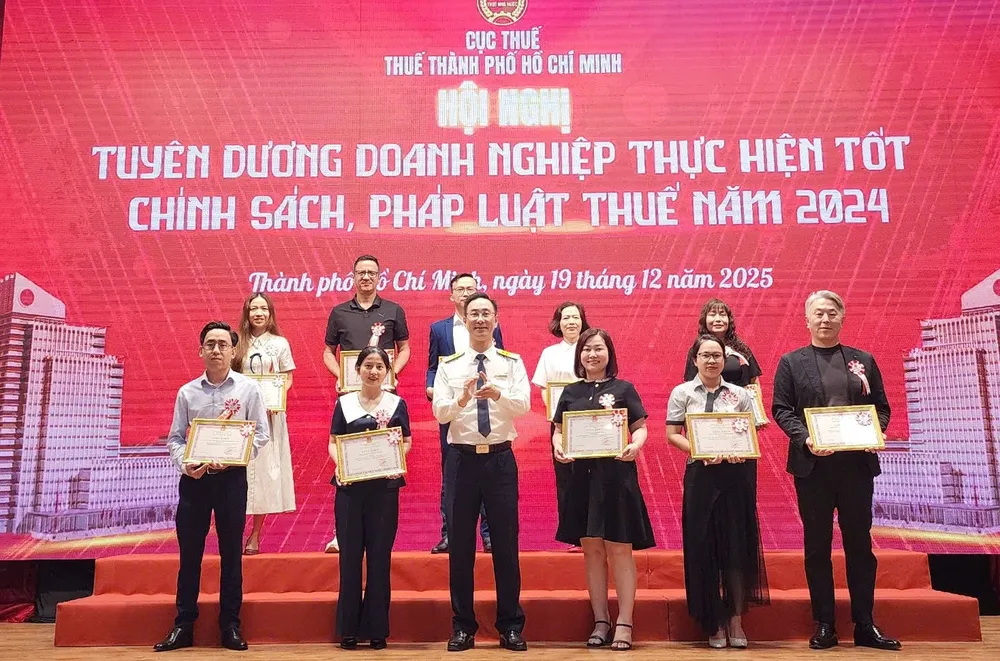 Trưởng Thuế TPHCM Đoàn Minh Dũng trao giấy khen cho các doanh nghiệp thực hiện tốt chính sách, pháp luật thuế năm 2024