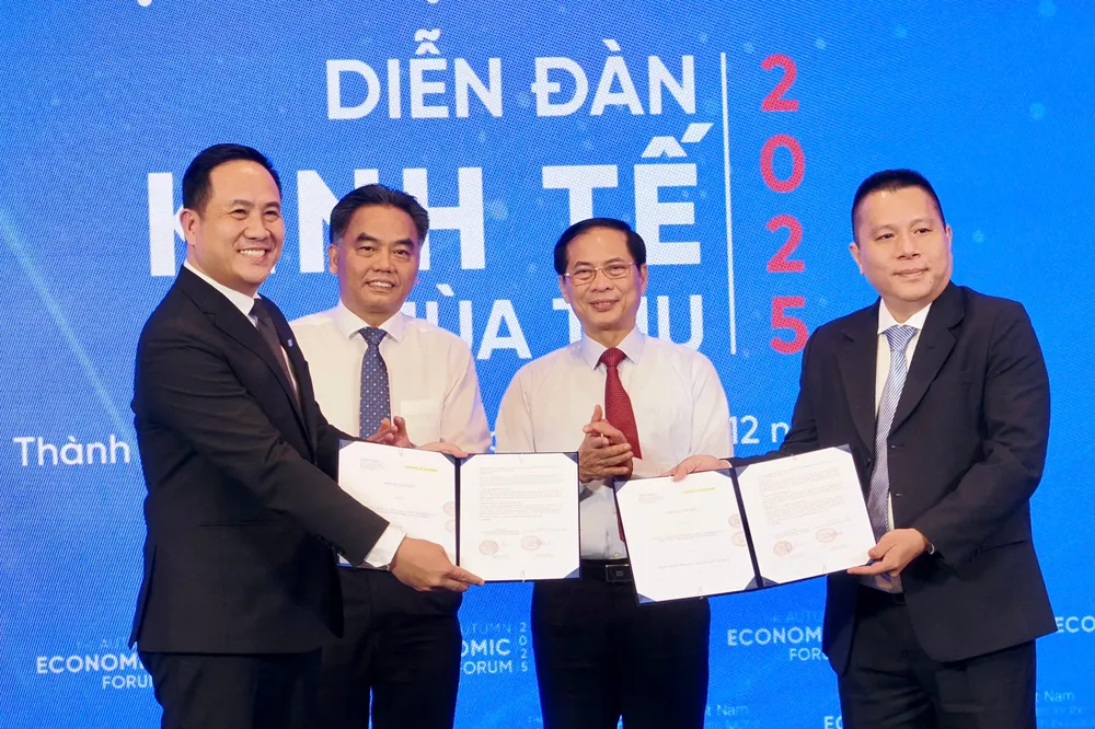 Phó Thủ tướng Bùi Thanh Sơn và Phó Chủ tịch Thường trực UBND TPHCM Nguyễn Lộc Hà chứng kiến công bố Biên bản ghi nhớ hợp tác triển khai giữa HCMC C4IR và Ngân hàng Thương mại Cổ phần Nam Á. Ảnh: HOÀNG HÙNG