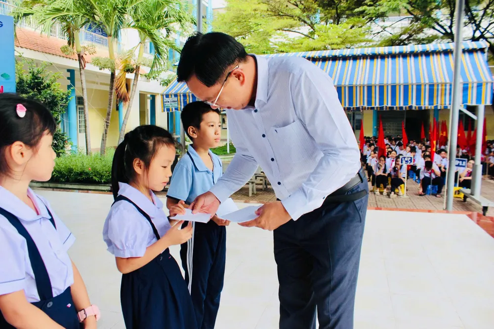 Đồng chí Nguyễn Phúc Hoàng, Bí thư Đảng ủy, Chủ tịch HĐND phường Rạch Dừa trao học bổng đến học sinh có hoàn cảnh khó khăn vươn lên trong học tập z7076044940620_a0e6b059b975562cf4320bae83f666c7.jpg