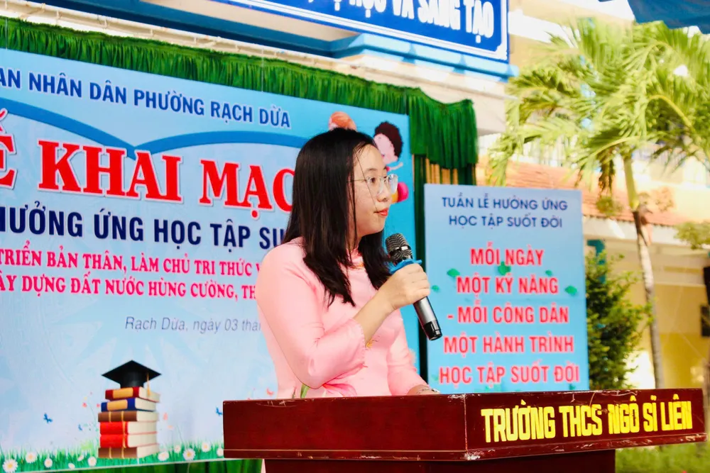 Phó Chủ tịch UBND phường Rạch Dừa Trần Thị Xuân phát biểu tại lễ khai mạc z7076044965940_db9a6d962c8cd28f53cc1d489075cc0f.jpg