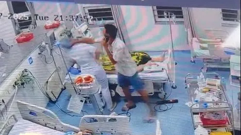 Camera ghi lại hành vi người đàn ông dùng tay đánh nhân viên y tế