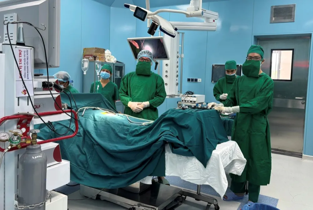 Các bác sĩ phẫu thuật và gây mê của Bệnh viện Bình Dân, Bệnh viện Trưng Vương, Bệnh viện Chấn thương Chỉnh hình chuẩn bị cho ca phẫu thuật 1.jpg
