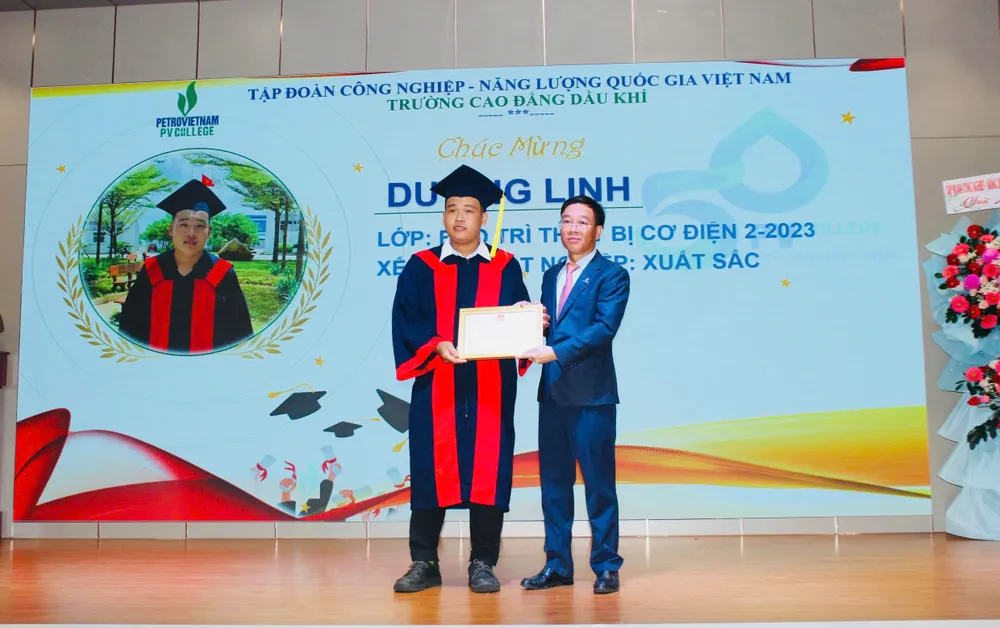 Nhà trường khen thưởng cho học sinh tốt nghiệp loại Xuất sắc z7111527296881_16ba0dfb3951df26dc9d70a6ae7fef7b.jpg