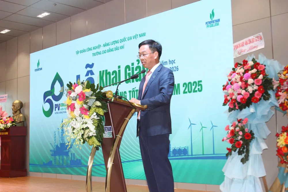 Ông Ngô Xuân Hưng, Phó Hiệu trưởng phụ trách Trường Cao đẳng Dầu khí đọc diễn văn khai giảng năm học z7111527342305_19cc2e29673ebd2c6e2aba9cc7e2f070.jpg