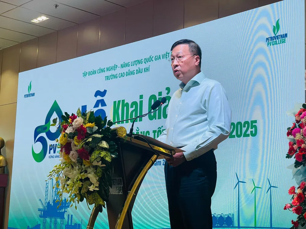 Đại diện Tập đoàn Công nghiệp - Năng lượng Quốc gia Việt Nam phát biểu tại buổi lễ z7111527348395_945e9d7c5544db5801fc1931f2166d58.jpg