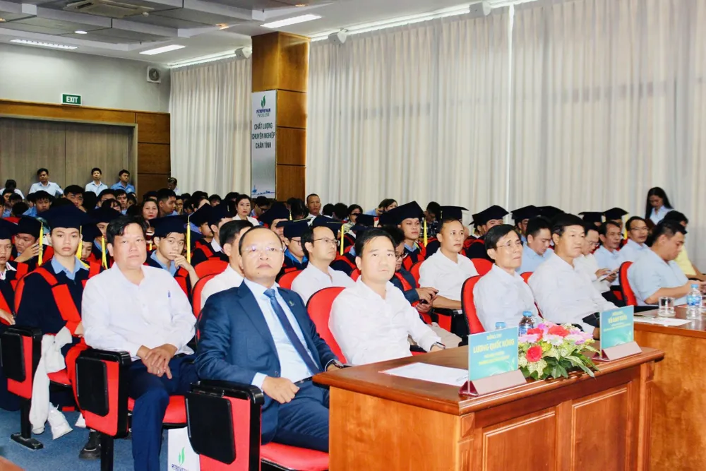 Các đại biểu tham dự buổi lễ z7111541179680_9066f9d1c6412e2214245ef6f19f56c6.jpg