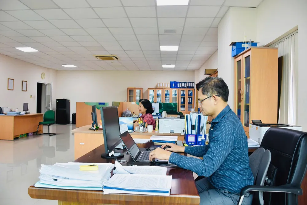 Úředníci a státní zaměstnanci některých oddělení, poboček a sektorů jsou stále zařizováni pro práci zde. z7176309409854_c8747739ab5b6c7612dc62596e52e678.jpg