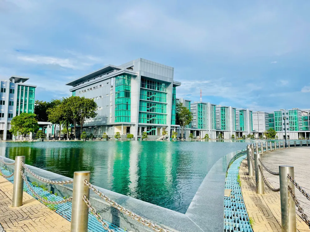 Mezi budovami se nachází jezero o rozloze 14 000 m² a hloubce přes 1,4 m, které vytváří dominantní a otevřený prostor. z7176309584241_9a92352d91dae1a745572a6bca0c3f7f.jpg