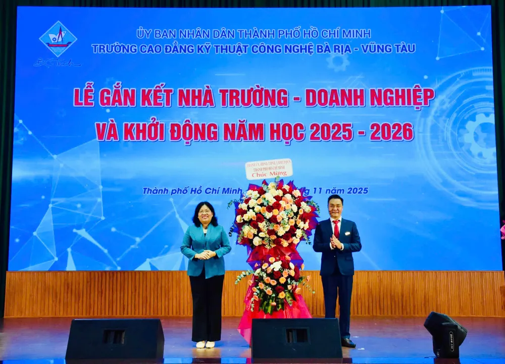 Đồng chí Nguyễn Trường Nhật Phượng, Thành ủy viên, Phó Chủ tịch HĐND TPHCM tặng hoa chúc mừng lãnh đạo Trường Cao đẳng Kỹ thuật Công nghệ Bà Rịa - Vũng Tàu