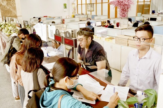 Taxpayers carry out procedures at the HCMC Tax Department. Photo: Khanh Chau/ SGGP