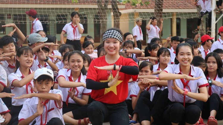 Nguyen Ngoc Anh (red T-shirt) in a community program