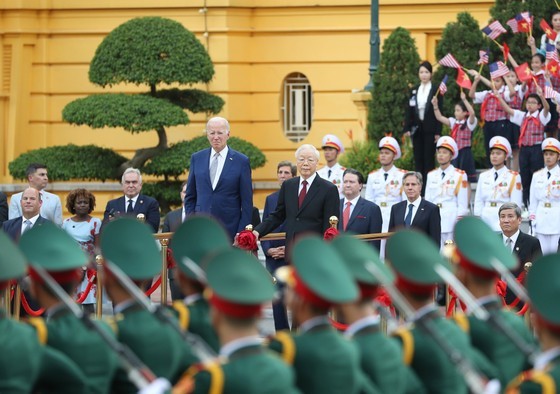 Party General Secretary Nguyen Phu Trong and President Joe Biden inspect the Honor Guards of the Vietnamese People&apos;s Army at the official welcoming ceremony on September 10, 2023. Photo by SGGP.