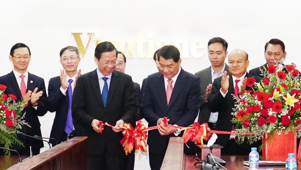 Chairman of HCMC People&apos;s Committee Phan Van Mai, together with Mayor of Vientiane capital Atsaphangthong Siphandone inaugurat an online meeting room sponsored by HCMC, April 2023. Photo: SGGP/ Thuy Vu