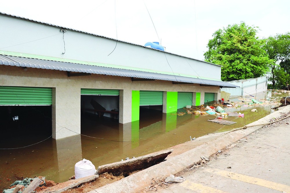 Landslides along the riverbank of Can Giuoc River in Long An Province sweep away and collapse numerous houses. (Photo: SGGP)