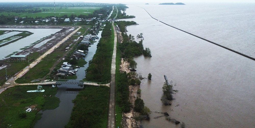 The Western coast of Ca Mau province has been heavily affected by landslides. (Photo: SGGP)