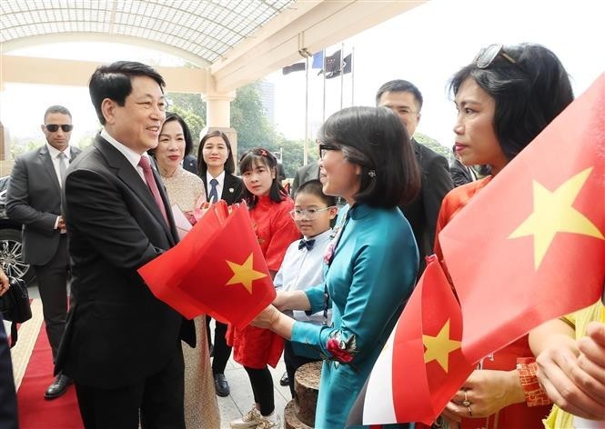 旅埃越侨代表来到机场迎接梁强和夫人一行。图自越通社