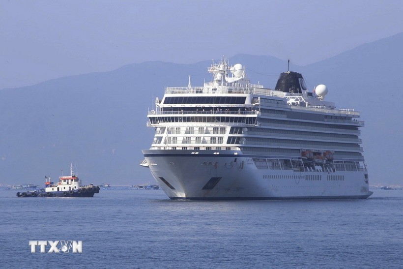 国际邮轮进入金兰湾。图自越通社