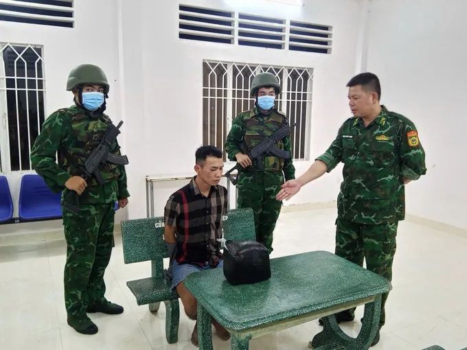 周重富与赃物。