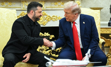 美国总统特朗普与乌克兰总统举行会谈。