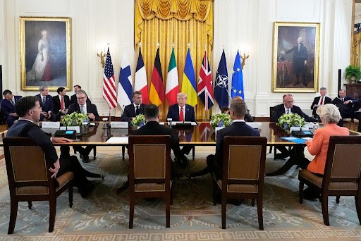 美国东部时间8月18日下午2时许，美国总统特朗普、乌克兰总统泽连斯基和多名欧洲领导人在美国白宫举行多方会晤。