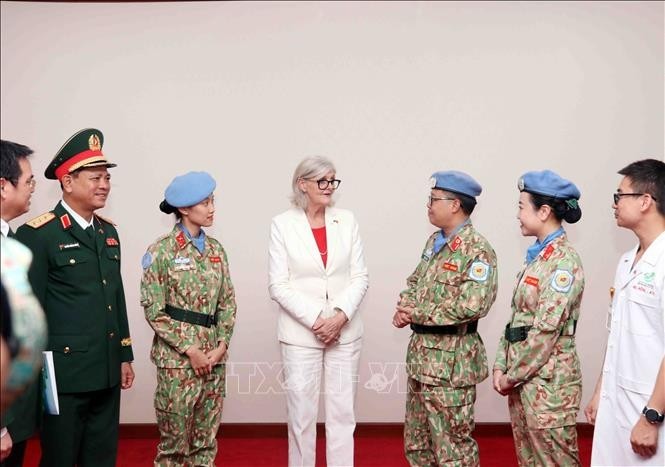 澳大利亚总督访问越南联合国维和部队。