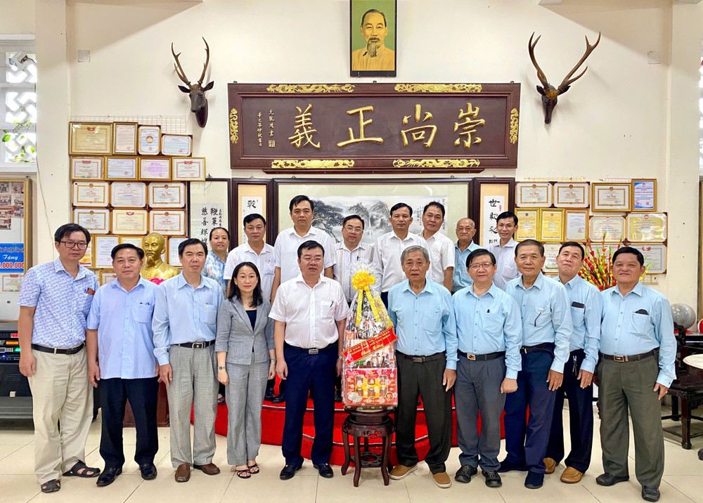 市民族与宗教厅向崇正会馆赠送礼物。