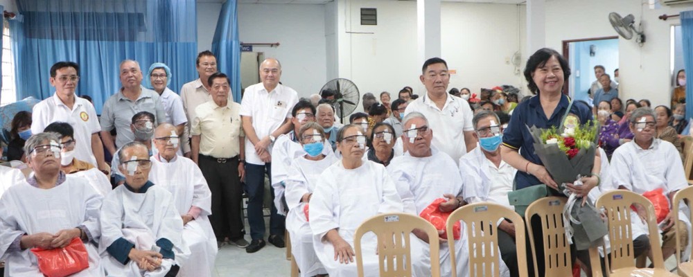 培德精舍与澳洲越侨代表与术后病人合摄。