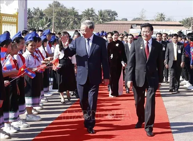 党中央总书记苏林出席老越友谊公园落成典礼。