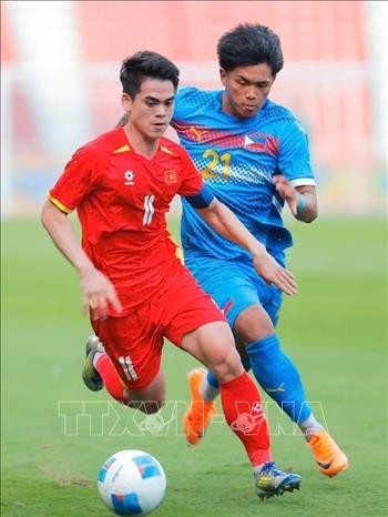 下半场，越南U22队主动加强进攻，不断向对方半场施压。图自越通社