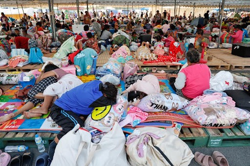 在泰国武里南府，撤离边境省份的民众在一处避难所休息。