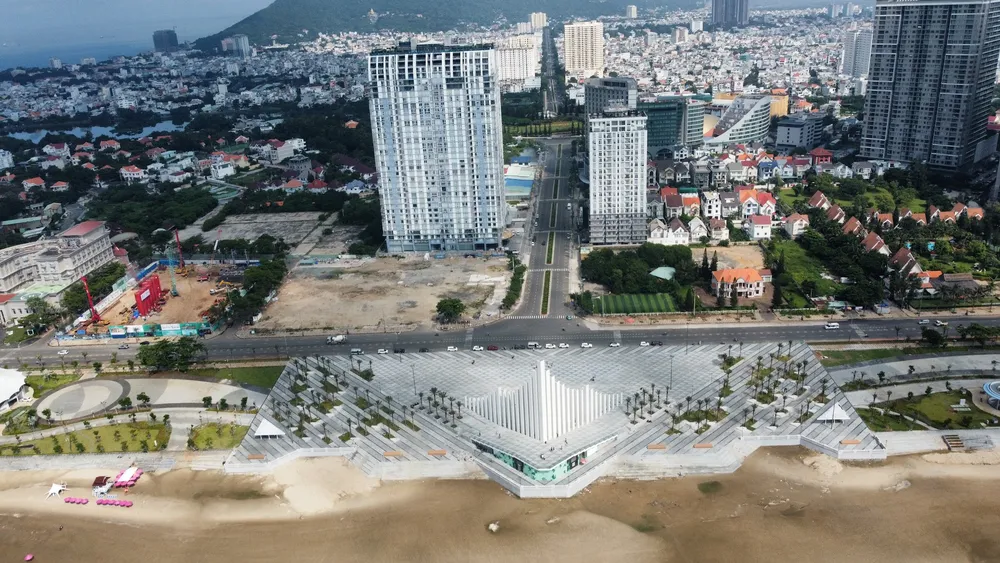 Hai khu đất để mở rộng quảng trường Thùy Vân nằm ở phía đối diện tháp Tam Thắng. Ảnh: HOÀNG NHÂN thi cong thuy van.jpg