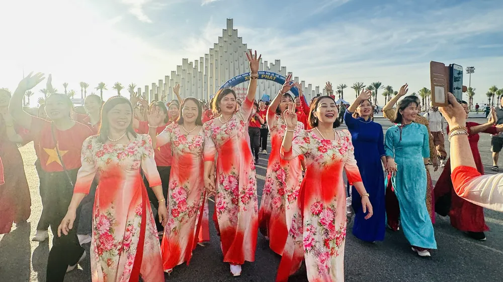 Đông đảo người dân, du khách cùng tham gia đi bộ. Ảnh: QUANG VŨ nghinh ong - 1.jpg