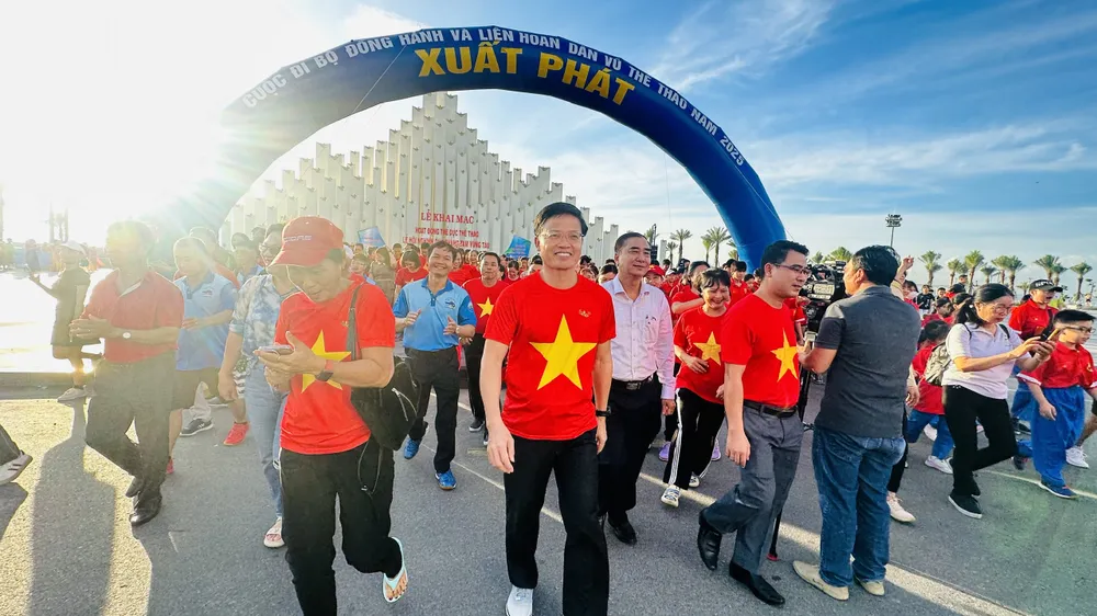 Lãnh đạo phường Vũng Tàu cùng người dân, du khách đi bộ mở đầu chuỗi sự kiện của Lễ hội Nghinh Ông Thắng Tam. Ảnh: QUANG VŨ nghinh ong - 2.jpg