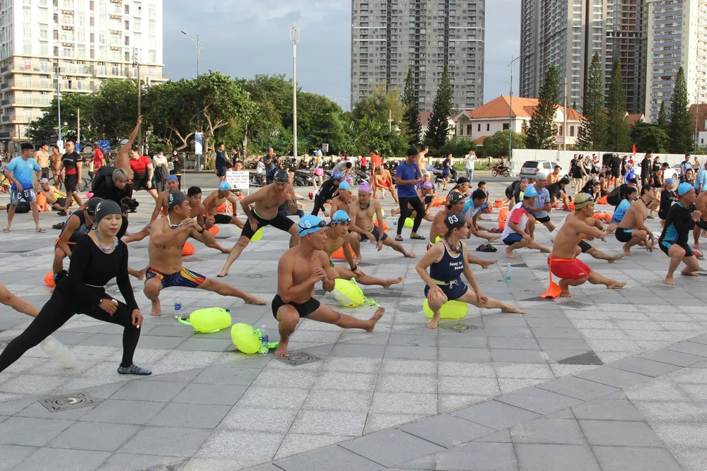 170 vận động viên khởi động cho cuộc thi bơi biển Vũng Tàu mở rộng. Ảnh: QUANG VŨ nghinh ong - boi bien.jpg