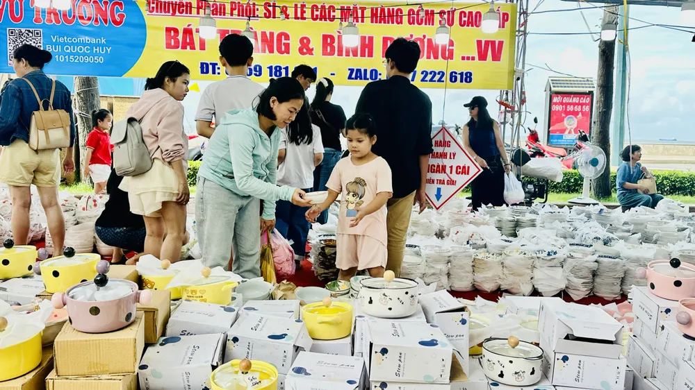 "Tuần lễ văn hóa biển" có 120 gian hàng với các sản phẩm đến từ nhiều tỉnh, thành trong cả nước. Ảnh: QUANG VŨ nghinh ong - tuan le van hoa bien 1.jpg