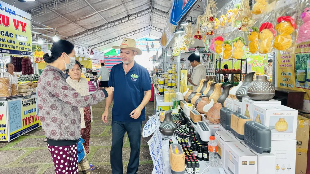 Người dân, du khách tham quan, mua sắm tại "Tuần lễ văn hóa biển". Ảnh: QUANG VŨ nghinh ong - tuan le van hoa bien.jpg