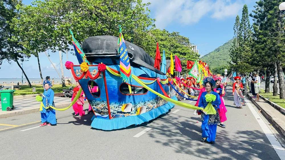 Đoàn Nghinh Ông diễu hành trên đường phố khu vực Bãi Trước. Ảnh: QUANG VŨ nghinh ong - nghi le chinh 1.jpg