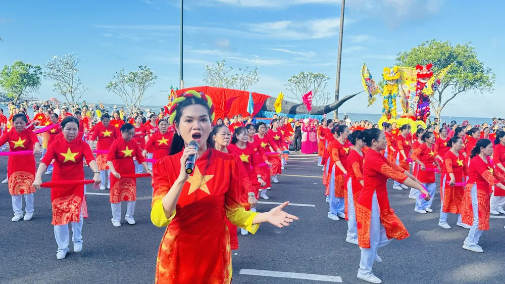 Một tiết mục đồng diễn rực rỡ sắc màu tại lễ hội. Ảnh: QUANG VŨ nghinh ong - nghi le chinh 4.jpg