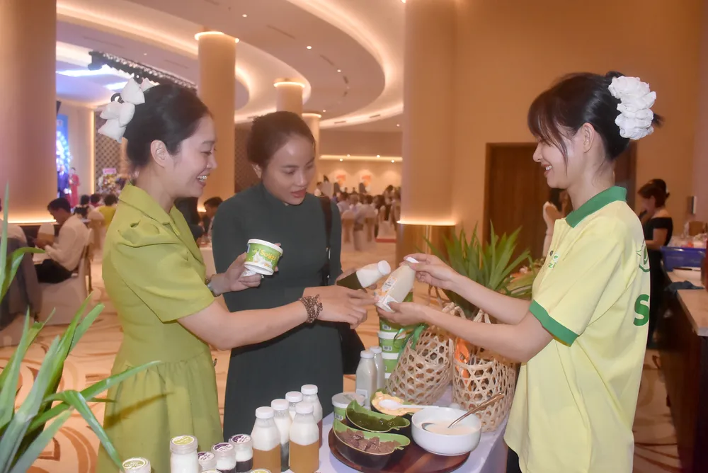 Các doanh nghiệp tham gia trưng bày sản phẩm, một trong những hoạt động nằm trong khuôn khổ của lễ kỷ niệm ngày Doanh nhân Việt Nam và thành lập Hội DNNVV TPHCM. Ảnh: QUANG VŨ dnnvv 1.JPG
