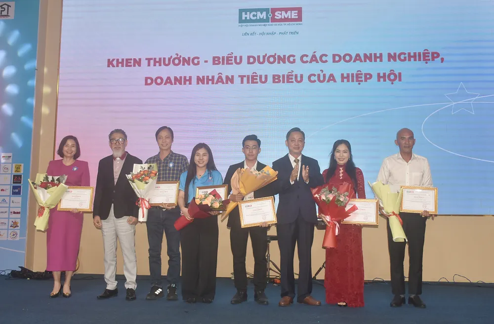 Hiệp hội DNNVV TPHCM khen thưởng các doanh nghiệp đóng góp xuất sắc vào hoạt động của hội trong năm qua. Ảnh: QUANG VŨ dnnvv 2.JPG