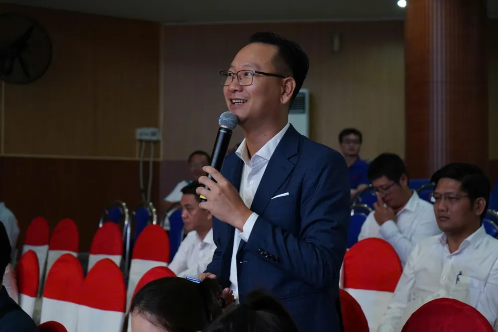Ông Nguyễn Trường Vũ, Giám đốc Công ty SACO Travel góp ý tại buổi gặp mặt. Ảnh: THI HỒNG hong 1.jpg