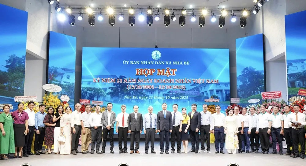 Lãnh đạo xã Nhà Bè gặp mặt tri ân các doanh nhân. Ảnh: THI HỒNG hong 2.jpg