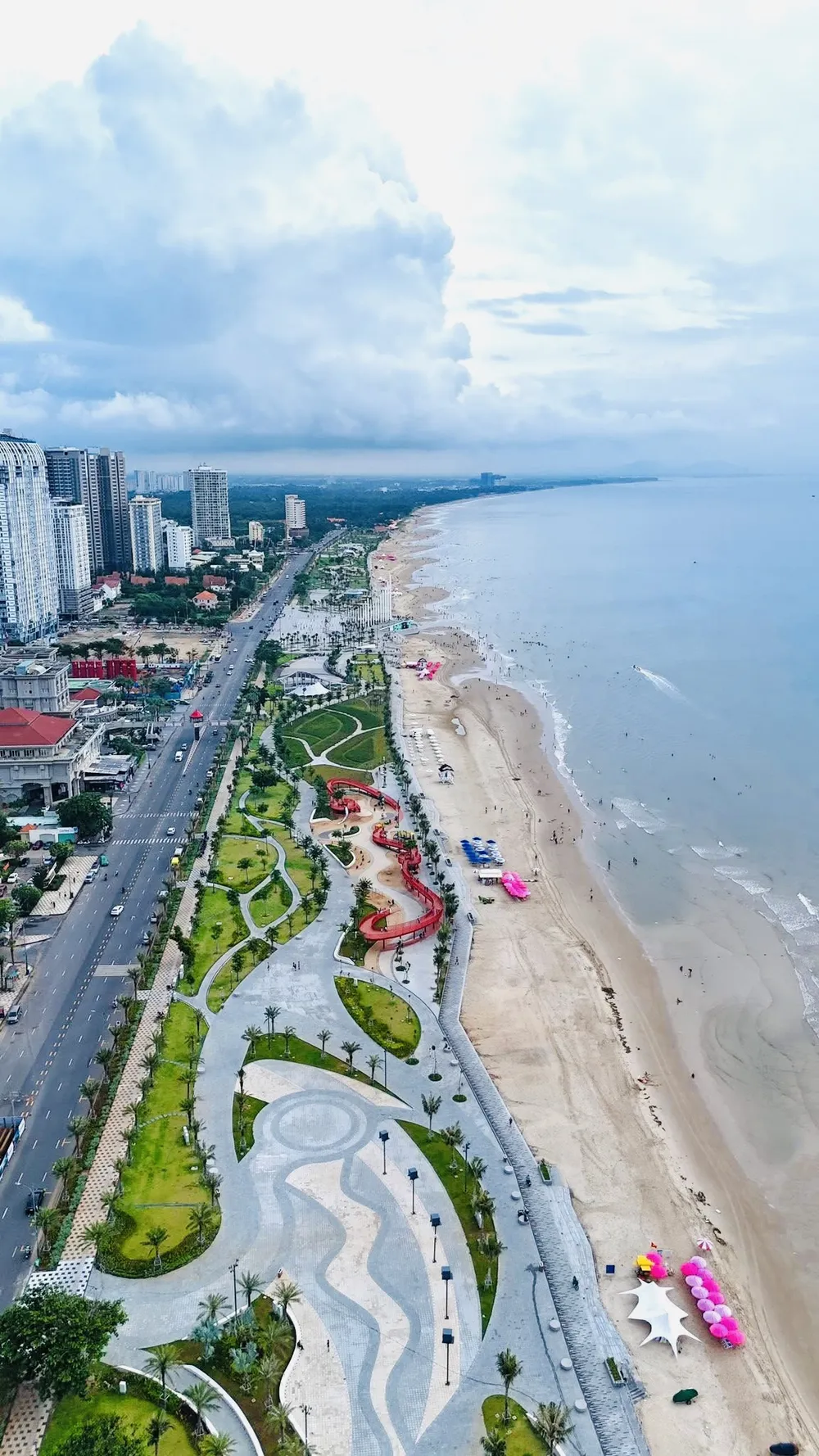 Một góc bãi biển Bãi Sau nơi dự án Công viên Thùy Vân vừa xây dựng với kinh phí đầu tư hơn 1.000 tỷ đồng, mang đến sức hút mới cho du lịch Vũng Tàu. Ảnh: QUANG VŨ vung tau - du lich 2.jpg