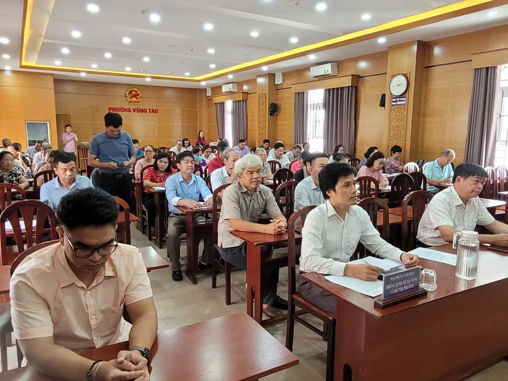 Et stort antall mennesker deltok på konferansen for å få meninger om prosjektet med handelskomplekset, finanskonferansesenteret og turistleiligheten Tung My - Vung Tau. Foto: QUANG VU 5 sao - moi 3.jpg